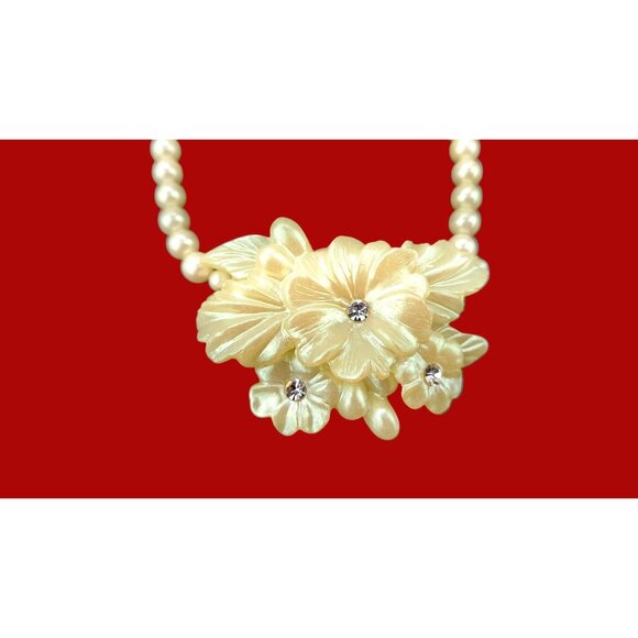 Vintage Avon Ivory Colored Necklace Floral Rhinestone Faux Pearls Adjustable 18" - Picture 3 of 6
